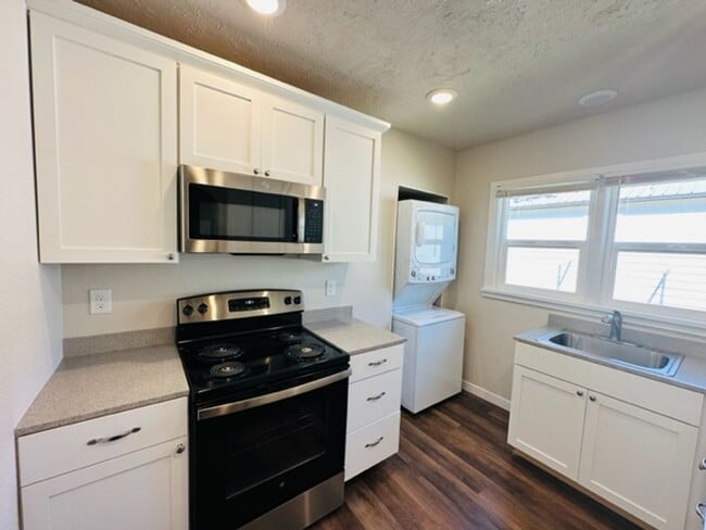 Building Photo - Adorable remodeled in 2023 2 bedroom 1 bathroom duplex available soon!
