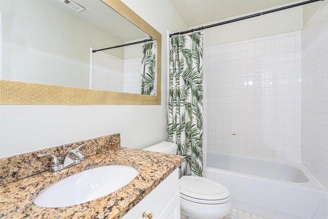 Building Photo - Stunning Victorian Townhouse!