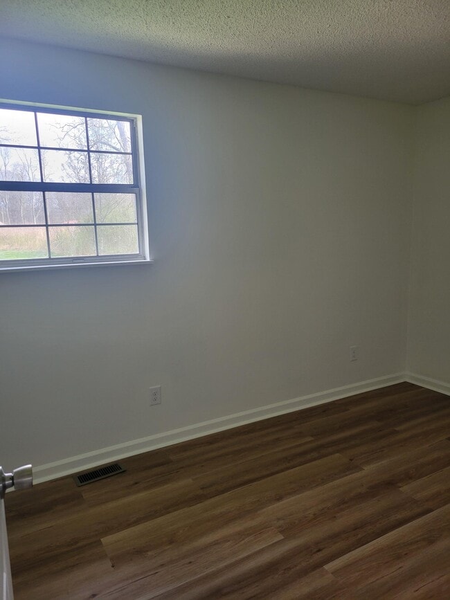 Building Photo - 104 Bent Tree Dr