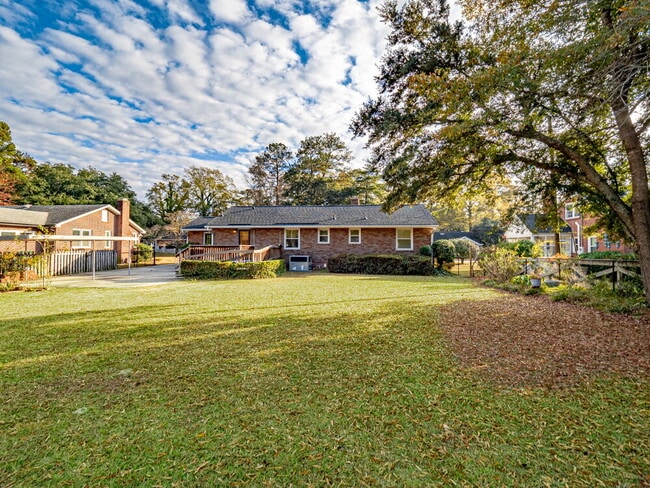 Building Photo - Available Mid-October!