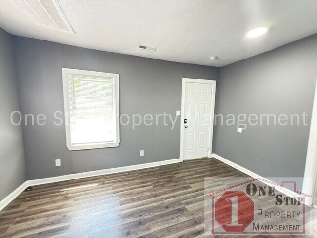 Building Photo - Beautiful 3 Bedroom 1 Bathroom Home in Kansas City!