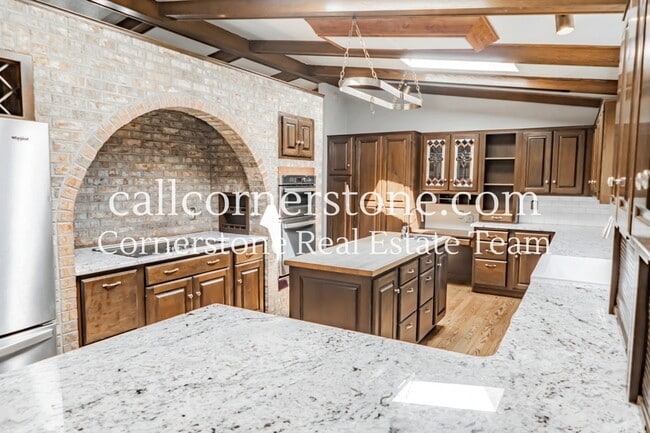 Building Photo - 3427 Clubheights Dr