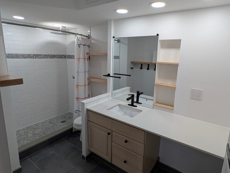 8. Bathroom - 1960 N Lincoln Park W