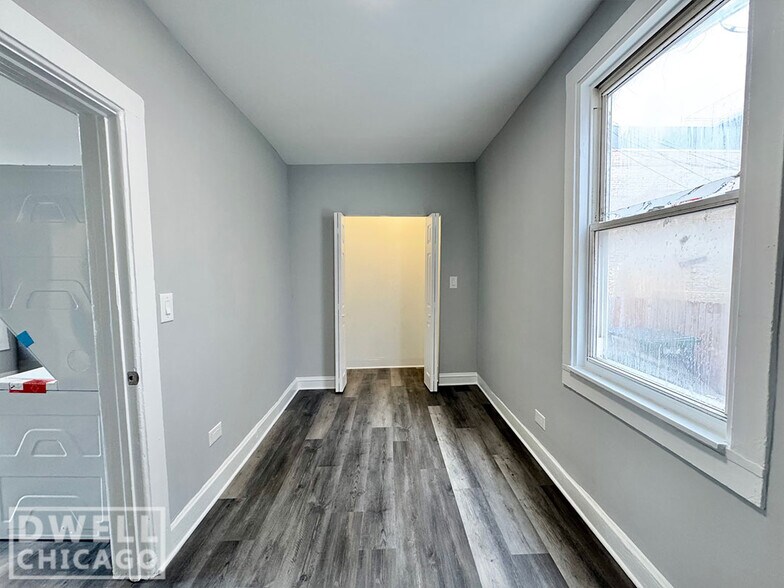 Building Photo - 1542 W Walton St