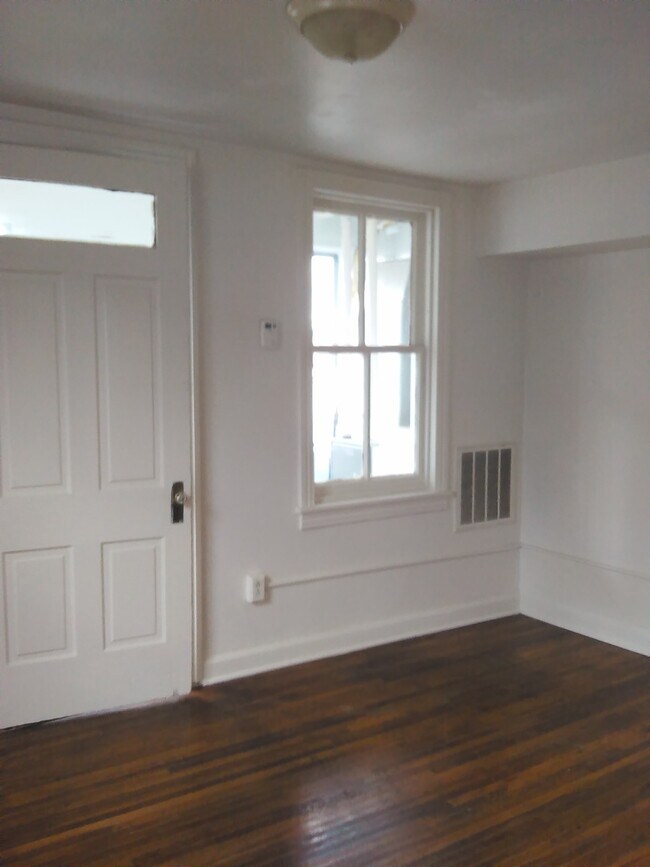Building Photo - Video in pictures! 3rd Floor 1 Bedroom in Downtown York