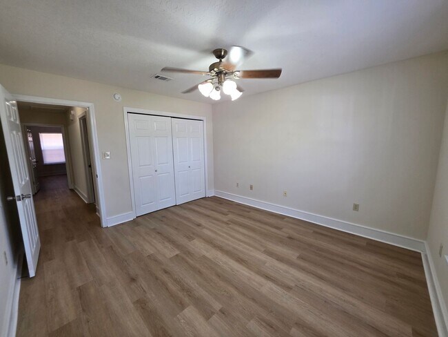 Building Photo - 916 Rentz Ave