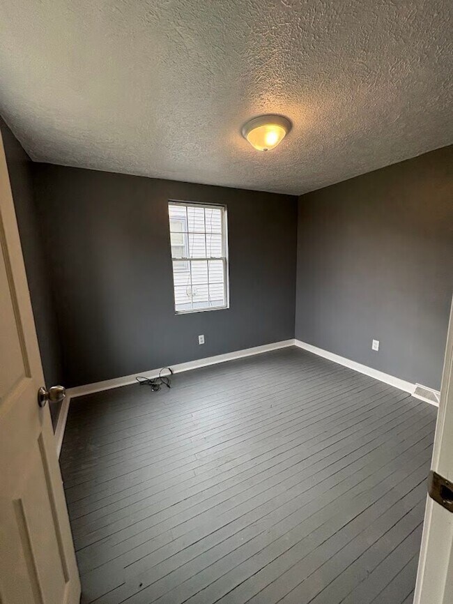 Building Photo - Two bedroom one bathroom home for rent