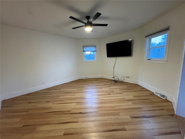 Building Photo - 115 W 6th St