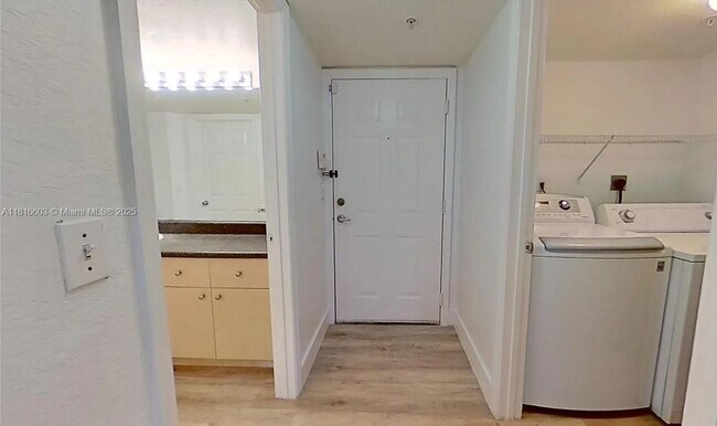 Building Photo - 2544 Centergate Dr