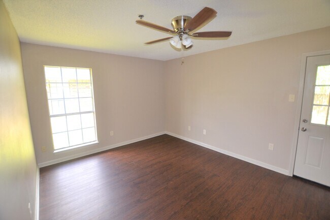 Building Photo - Charming 3 bedroom Duplex Conveniently Loc...