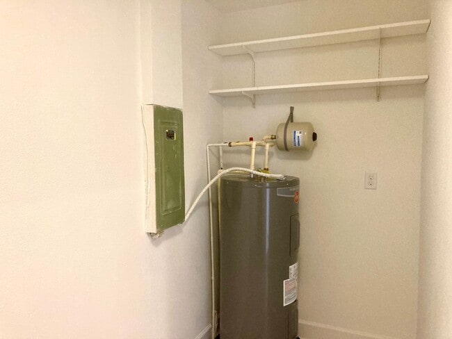 Building Photo - 2 bedroom, 2 bath condo ready to go!