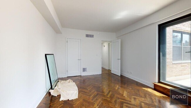Building Photo - 219 E 69th St