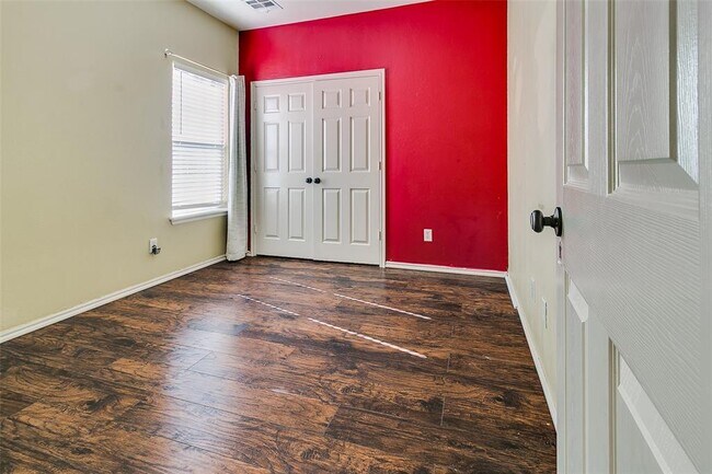 Building Photo - 6005 SE 70th St