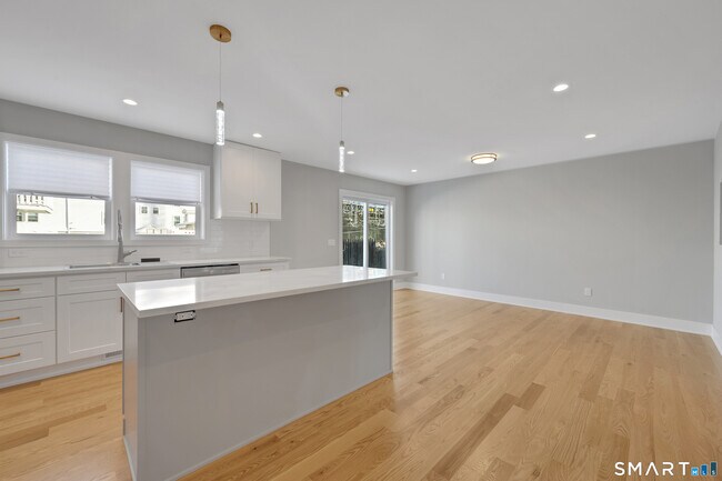 Building Photo - 20 Bouton St