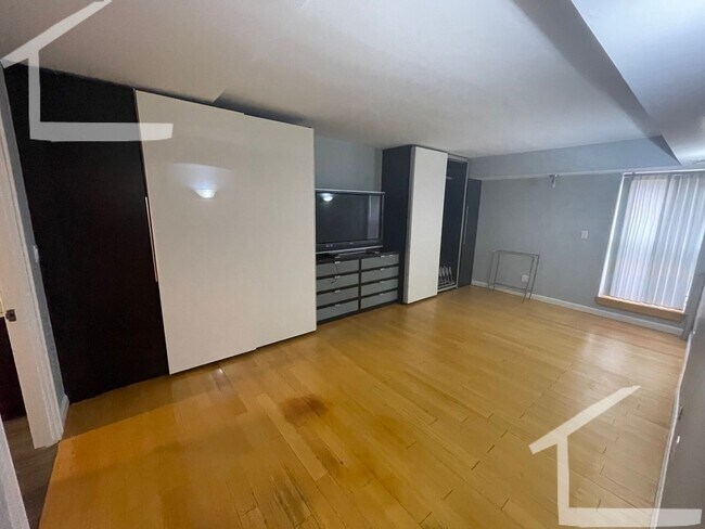 Building Photo - NEWLY RENOVATED 2 BED 2 BATH IN NEWTON!!!!!