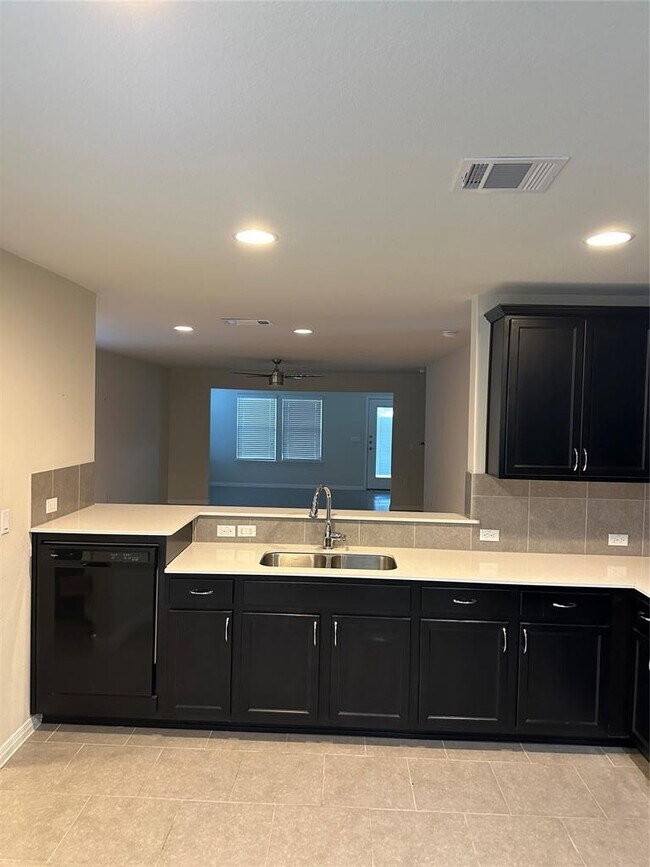 Building Photo - 410 Holiday Creek Ln