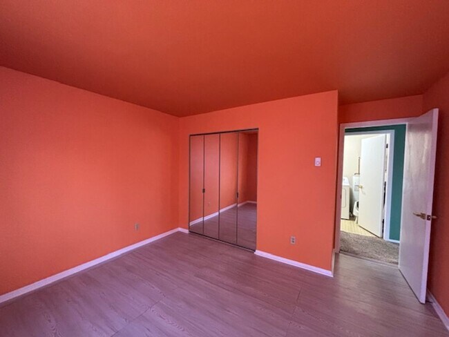 Building Photo - X-LARGE 1 BR/1 BA Condo Available 5/1 in a Beautiful St. Paul Neighborhood!