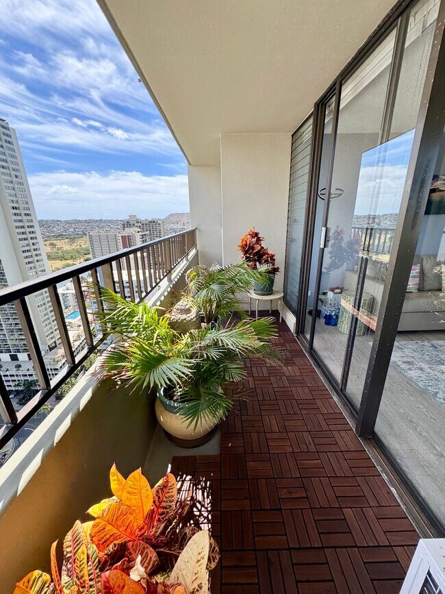 Building Photo - 2240 Kuhio Ave