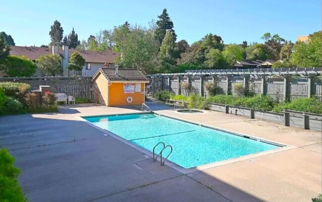 Building Photo - Sunny 2 Bed / 1 Bath Condo with Private Ba...