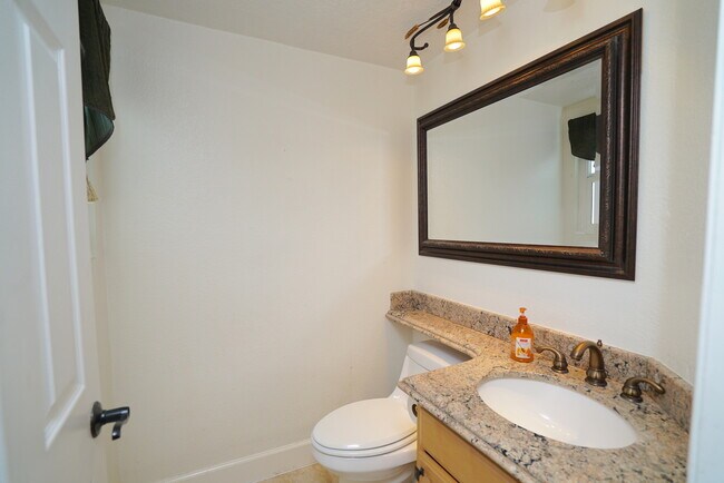 Building Photo - 4 Bedroom Rental Home in Santa Clarita.