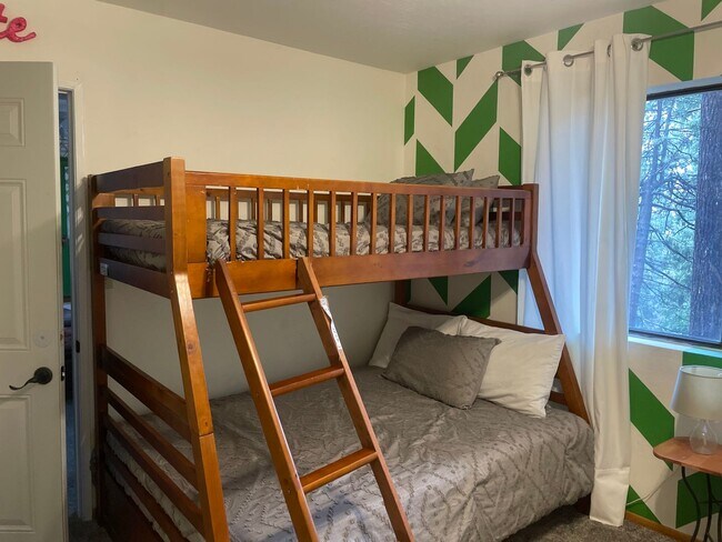 Building Photo - Large home level entry with garage.