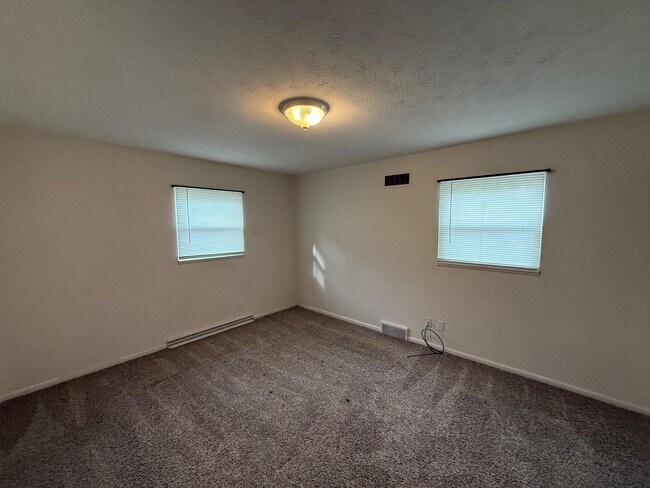 Building Photo - 823 Mathews Rd