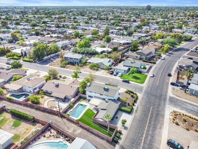 Building Photo - 6 Bedroom! 4 1/2 BATHS!  ASU! Diving Pool! Less than 1 mile to campus