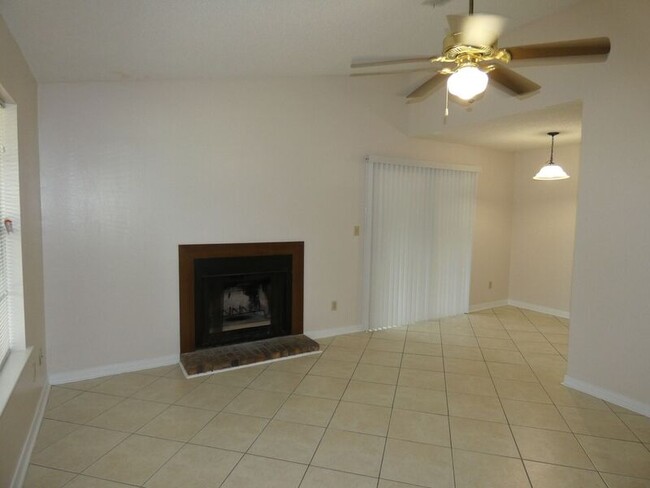 Building Photo - 3864 Oakus Dr