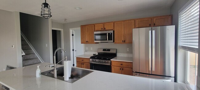 Building Photo - 3 bedroom/2.5 bath home