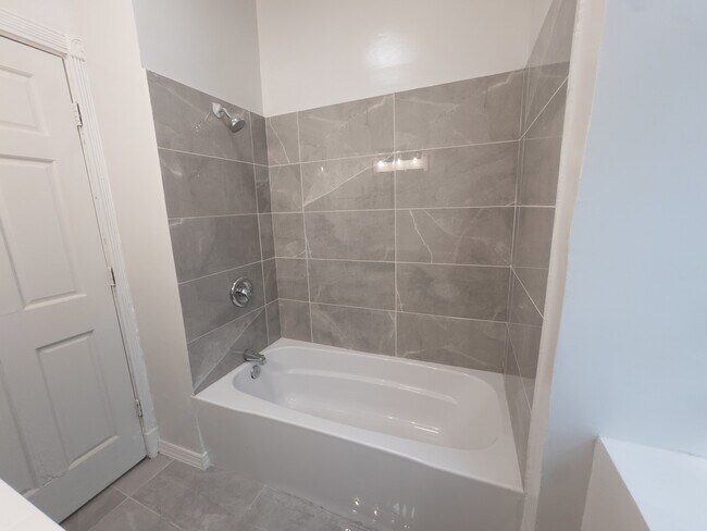 Building Photo - 2016 N Kilbourn Ave