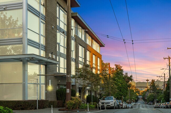 Building Photo - 1321 E John St