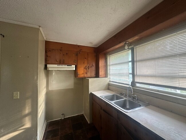 Building Photo - 3 Bed 2 Bath Brick House Coming Soon - Und...