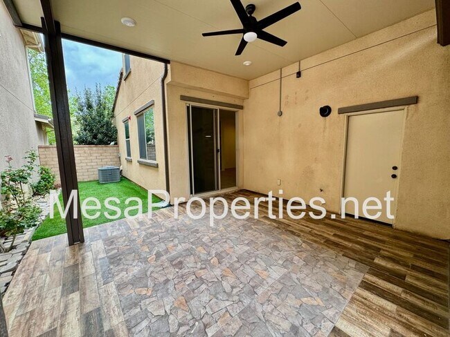 Building Photo - 3134 E La Avenida Dr