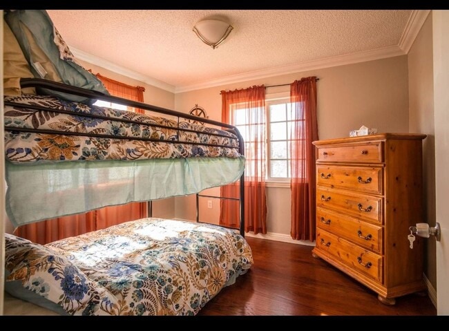 Building Photo - Amazing 3 Bedroom 1 Bathroom House High off street with Incredible views.