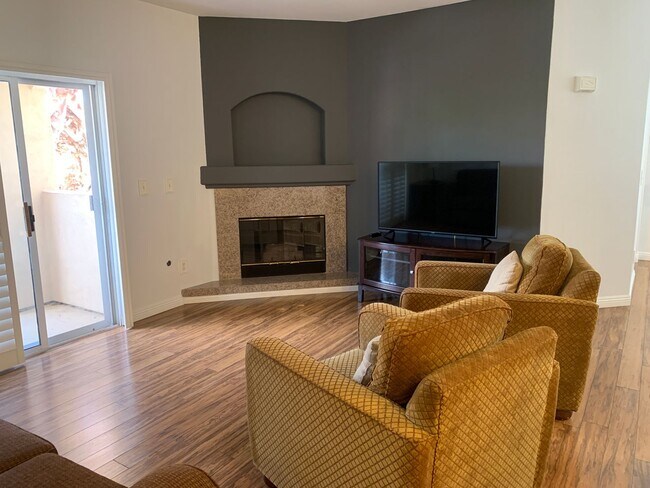 Building Photo - Lovely furnished Green Valley condo in Res...