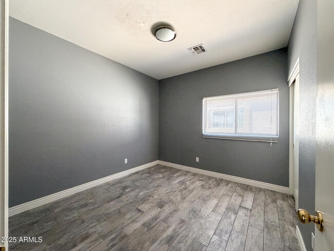 Building Photo - 982 E Doris St