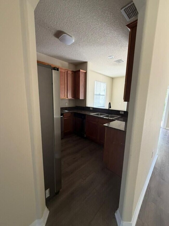 Building Photo - Updated 3 bed 2.5 bath Townhome