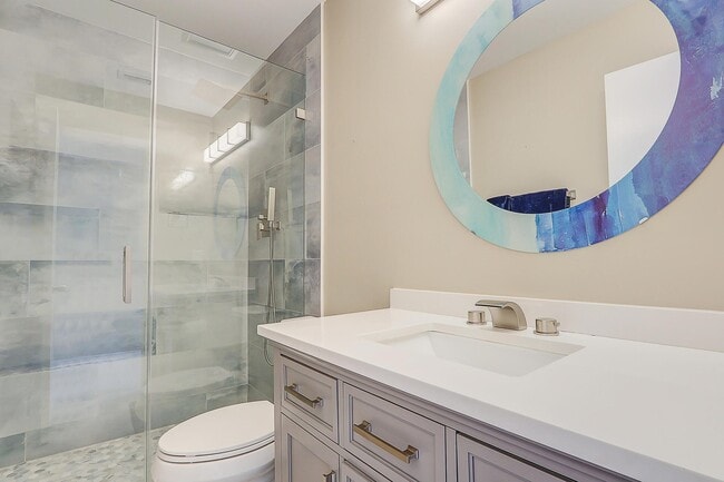 Building Photo - 755 Saturn St