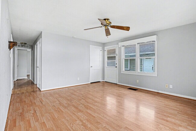 Building Photo - Charming 3-bedroom, 1-bath gem in the heart of Mishawaka!