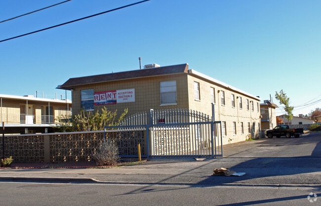 Primary Photo - Titanic Apartments