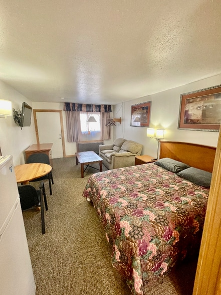 Building Photo - 102 N Maple Ave