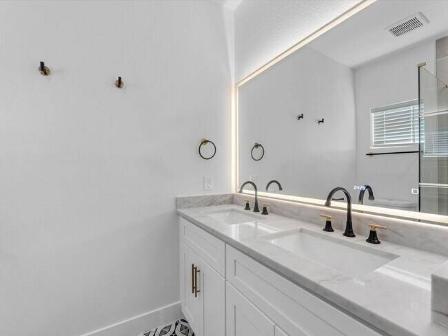 Building Photo - 900 Lucky St