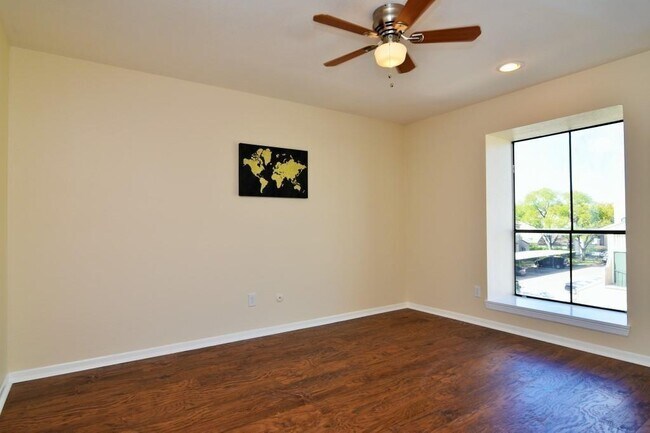 Building Photo - 3025 Walnut Bend Ln