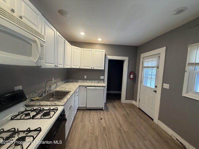 Building Photo - 417 Willow St