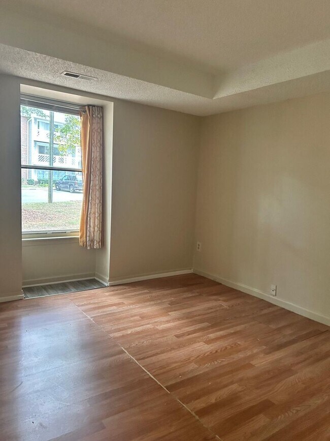 Building Photo - Available Now! Spacious 2 Bedroom Apartment!!