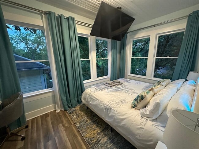 Building Photo - 3210 Hampton Rd