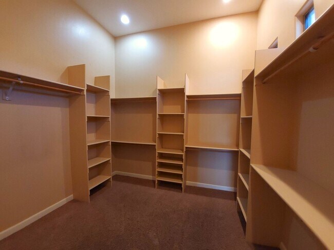 Building Photo - BEAUTIFUL HOME ON HUGE LOT!