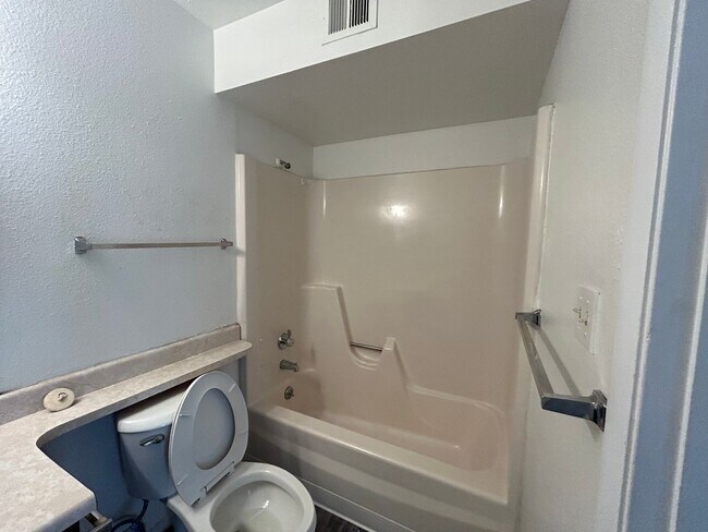 Building Photo - 3 Bedroom 2 Bathroom Parkview North Home