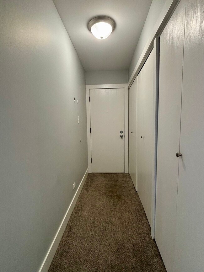 Building Photo - 14949 Lake View Dr