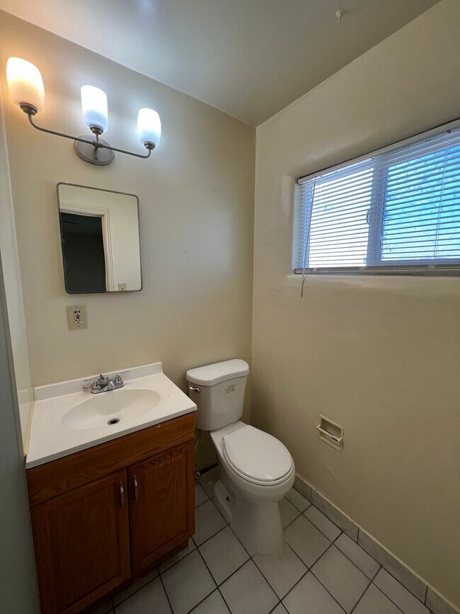 Building Photo - Nice 3 bedroom 1 3/4 Bath 2 Car Garage with large front and back yard!